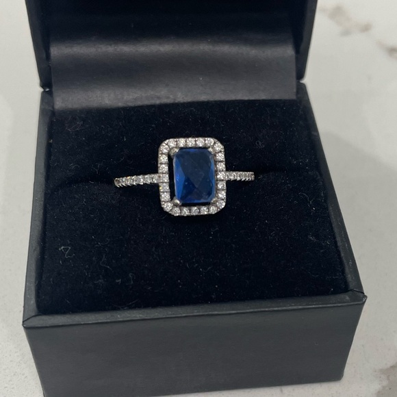 Womans Ring - Picture 1 of 5